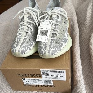 Yeezy Boost 380 Alien never worn size 5.5 tags on